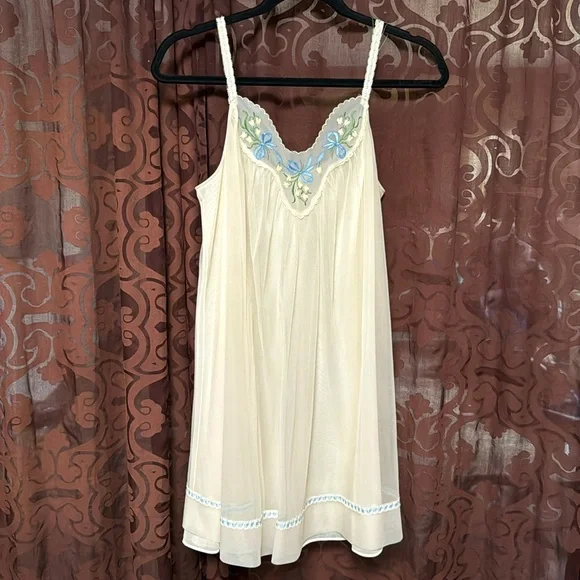 Vintage 50s/60s nightgown floral embroidered - Picture 1 of 6